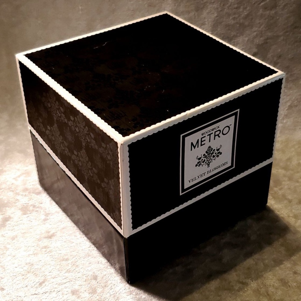 Metro Velvet Blossoms Scented Candle